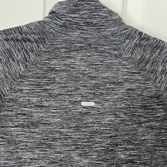 Old Navy Long Sleeve Active Top (Size XS) - Picture 8 of 8